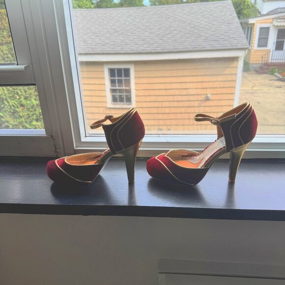 Bettie Page Velvet pumps In Burgandy And Gold. Size US 6 - pin-up style - Picture 1 of 5